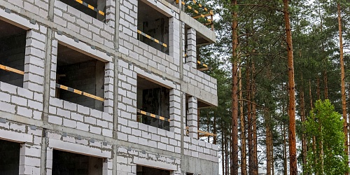 Выполненные работы по устройству каменной кладки наружных стен 3-го этажа, 3 корпуса – 1 очередь