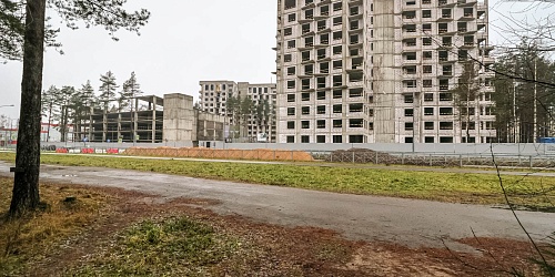 Общий вид на строительство 1-й очереди. Завершение работ по устройству каменной кладки внутренних стен и перегородок корпусов 1 и 2, устройству кровли. Выполнение работ по устройству внутренних систем вентиляции, водоснабжения и водоотведения