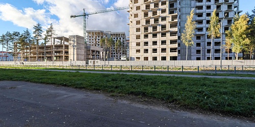 Общий вид на строительство, завершены работы по возведению монолитных конструкций зданий – 1 очередь