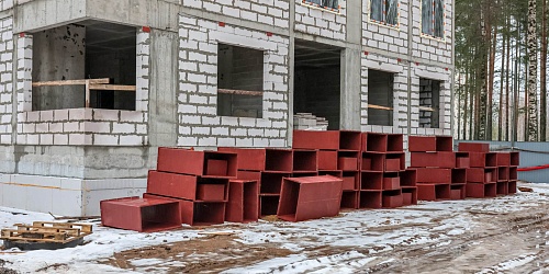Выполнение работ по монтажу ПВХ и алюминиевых заполнений проемов (окна и витражи), выполнение работ по устройству внутренних инженерных сетей, 2 корпуса – 1 очередь