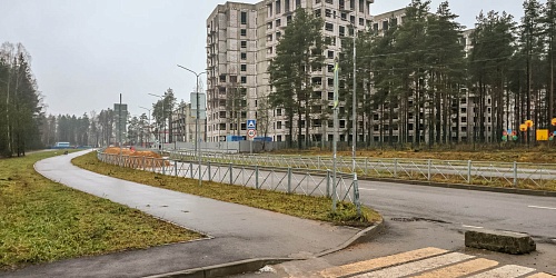 Общий вид на строительство 1-й очереди. Завершение работ по устройству каменной кладки внутренних стен и перегородок корпусов 1 и 2, устройству кровли. Выполнение работ по устройству внутренних систем вентиляции, водоснабжения и водоотведения