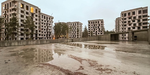 Общий вид на строительство 1-й очереди. Завершение работ по устройству каменной кладки внутренних стен и перегородок корпусов 1 и 2, устройству кровли. Выполнение работ по устройству внутренних систем вентиляции, водоснабжения и водоотведения