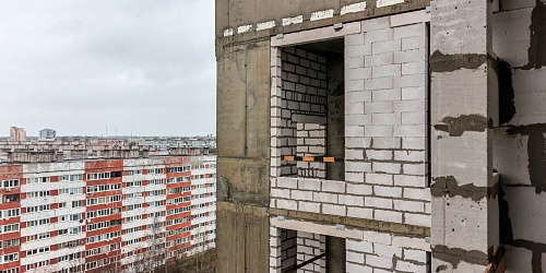 Завершены работы по устройству наружной каменной кладки, основные работы по устройству кровли, выполняются работы по устройству сетей водоснабжения, водоотведения, вентиляции, 1 корпуса – 1 очередь