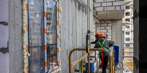 Выполнение работ по монтажу навесного вентилируемого фасада, монтаж алюминиевых и ПВХ заполнений дверных и оконных проемов, выполнение работ по монтажу внутренних инженерных систем и сетей, 1 корпуса – 1 очередь