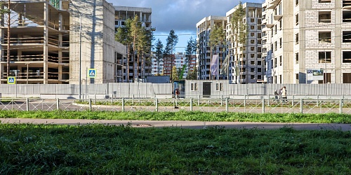 Общий вид на строительство, завершены работы по возведению монолитных конструкций зданий – 1 очередь