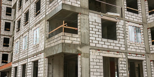 Выполнение работ по ПВХ и алюминиевых окон и витражей, выполнение работ по устройству внутренних инженерных сетей, 2 корпуса – 1 очередь