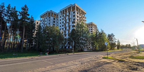 Общий вид на строительство, завершены работы по возведению монолитных конструкций зданий – 1 очередь