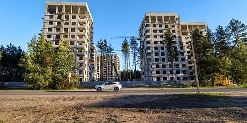 Общий вид на строительство, завершены работы по возведению монолитных конструкций зданий – 1 очередь