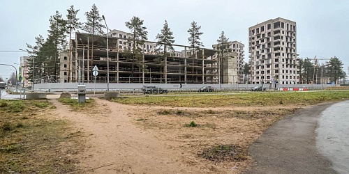 Общий вид на строительство 1-й очереди. Завершение работ по устройству каменной кладки внутренних стен и перегородок корпусов 1 и 2, устройству кровли. Выполнение работ по устройству внутренних систем вентиляции, водоснабжения и водоотведения