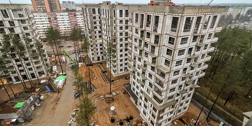 Общий вид на строительство 1-й очереди. Завершение работ по устройству каменной кладки внутренних стен и перегородок корпусов 1 и 2, устройству кровли. Выполнение работ по устройству внутренних систем вентиляции, водоснабжения и водоотведения