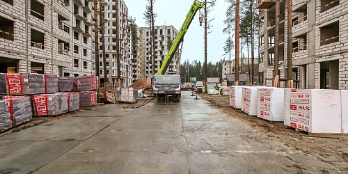 Общий вид на строительство 1-й очереди. Завершение работ по устройству каменной кладки внутренних стен и перегородок корпусов 1 и 2, устройству кровли. Выполнение работ по устройству внутренних систем вентиляции, водоснабжения и водоотведения